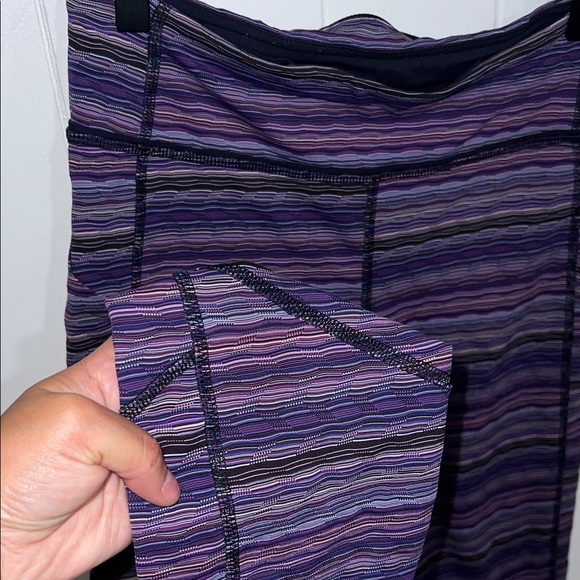 Lululemon Athletica 3/4 Lenth Purple Stripe Legging 6 - Picture 3 of 10